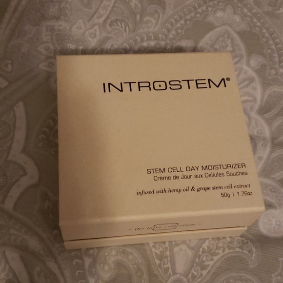 introstem stem cell day moisturizer